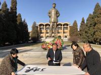 艺术家周鹏飞生活:12月26日在中央党校毛主席的雕像下、
在毛主席的注视下：【图5】