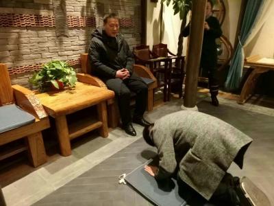 陈刚生活-收徒仪式，接受徒弟跪拜礼，与众徒弟合影。【图1】