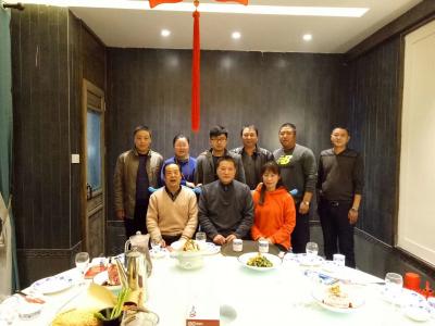 陈刚生活-收徒仪式，接受徒弟跪拜礼，与众徒弟合影。【图2】