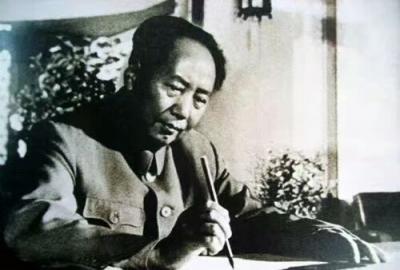 启鹏日记-落笔有魄，云鹤游天，龙飞凤舞间是壮志凌云与气势豪迈，惜秦皇汉武略输文采，唐宗宋祖【图1】