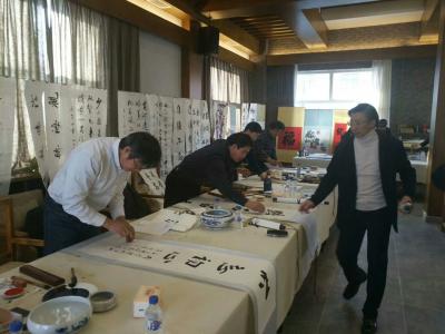 刘建国生活-朝阳区文联举行书画进社区新年笔会,人气颇旺，刘建国现场作国画《奔马》一幅。【图4】