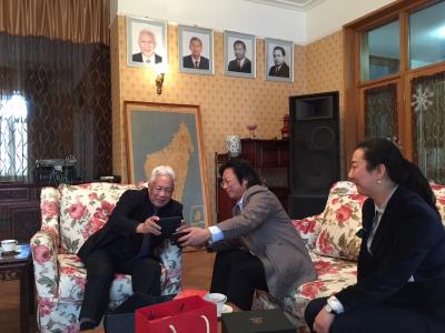 李尊荣生活-波黑大使安东·里尔先生也收藏了我的作品水墨虾一幅[胜利]，大使祖籍广东，一口流利【图4】