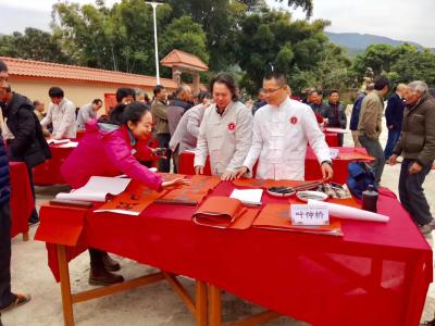 叶仲桥生活-昨天，随云浮市书法家协会到云安区农村写春联，中央电视台乡土栏目剧组现场拍摄了这一【图2】