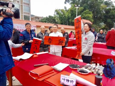 叶仲桥生活-昨天，随云浮市书法家协会到云安区农村写春联，中央电视台乡土栏目剧组现场拍摄了这一【图3】