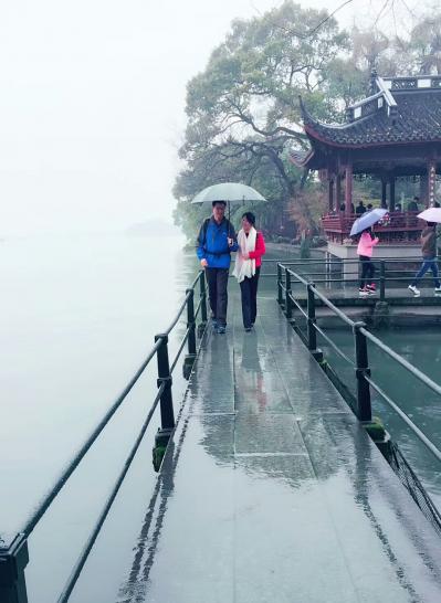 宋继兰生活-《惊艳》

作者：宋继兰

你我遇见，
似花开流年，
岁月静好，
【图3】