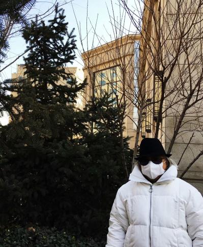 张近生生活-院 中 踱 步 难 衿 风
不 如 雅 斋 醉 丹 青
新 岚 满 纸 夸 【图4】