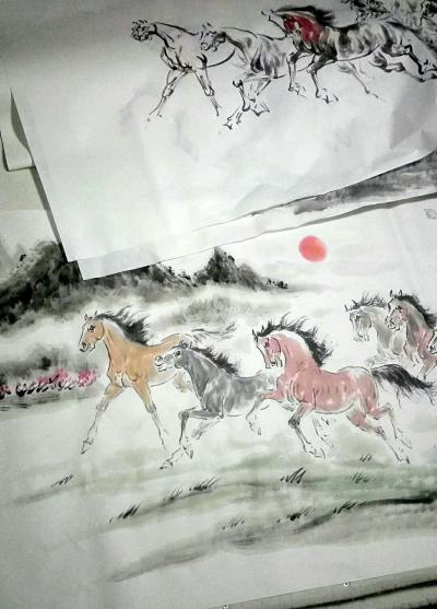 袁春宝生活-八骏图很多人都喜欢。可是，一张小的八骏图也需要一星期的构思和创作，反复推敲，废宣【图2】