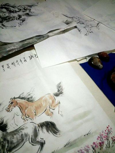 袁春宝生活-八骏图很多人都喜欢。可是，一张小的八骏图也需要一星期的构思和创作，反复推敲，废宣【图4】