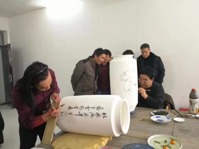 朱德茂收藏-本人在景德镇青花瓷大瓶上创作的《沁园春雪》瓶已烧制完成，即刻就将运到上海。【图1】