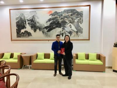 叶仲桥荣誉-受云浮市文广新局领导和市博物馆的邀请、为云浮市博物馆作画，把自己所作的一丈二大画【图4】