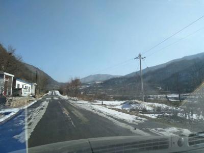 陈新义日记-远远望去千沟万壑，片片树海，片片田地，都是在一色银装素裹里。近处，虽然，沿着公路【图6】