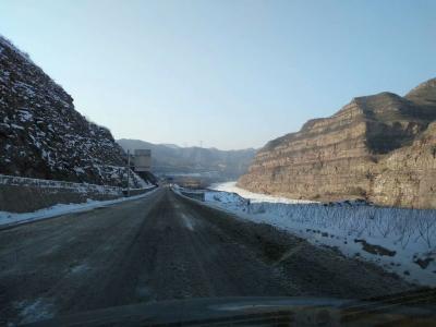 陈新义日记-远远望去千沟万壑，片片树海，片片田地，都是在一色银装素裹里。近处，虽然，沿着公路【图9】