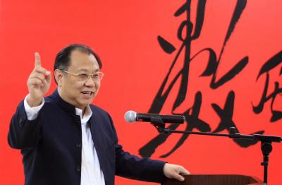 周鹏飞生活-在无情的世界多情的活着、
在沒有戏的地方认真的演着、
在没有圣人的地方自然的【图1】