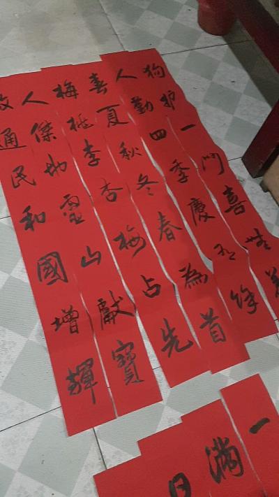 刁振家生活-加班加点为广大人民群众义务写春联
春夏秋冬春为首，梅桃李杏梅占先！【图2】