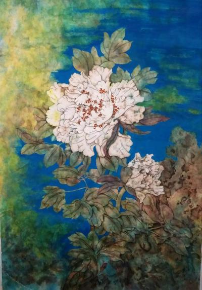 赵梅日记-彩墨工笔牡丹图《素颜若玉》：天朗气清，春光明媚。和煦的阳光透过斑驳的树影照在假石【图1】