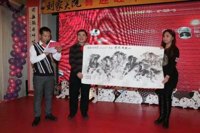 刘建国生活-刘家大院，喜迎旺年一六八大队联欢晚会留影。赠《八骏图》，刘建国【图1】