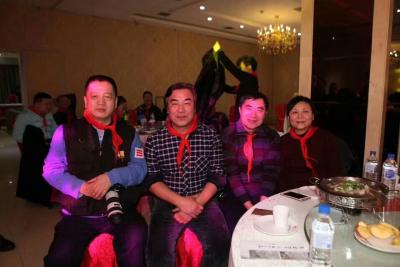 刘建国生活-刘家大院，喜迎旺年一六八大队联欢晚会留影。赠《八骏图》，刘建国【图5】