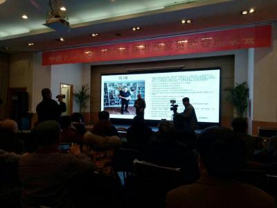 陈刚荣誉-这是首届徐州书画家春晚现场，被徐州首届书画艺术家迎春晚会授予“艺术名家”称号。【图1】