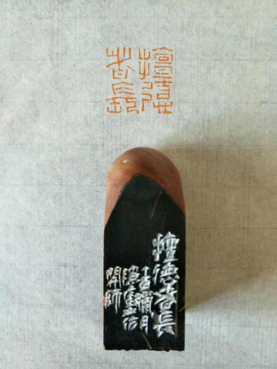 李显日记-隐庐新作共赏
印文:擅德者長
材质:老挝石
尺寸:2.9x2.9x7.2c【图9】