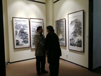 郭正明生活-2017.10.19中国画30人巡展在山西省太原龙湾美术馆展出，两地共展出六幅山【图1】