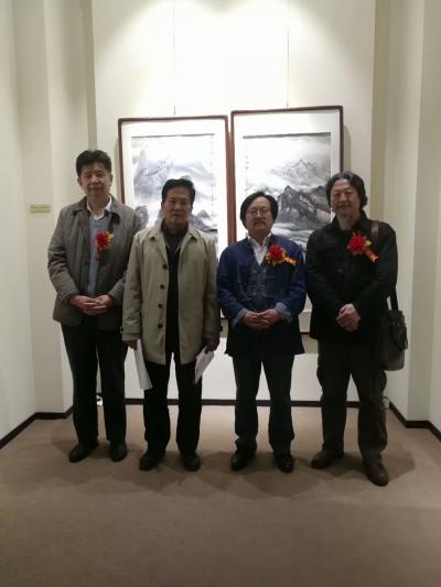 郭正明生活-2017.10.19中国画30人巡展在山西省太原龙湾美术馆展出，两地共展出六幅山【图2】