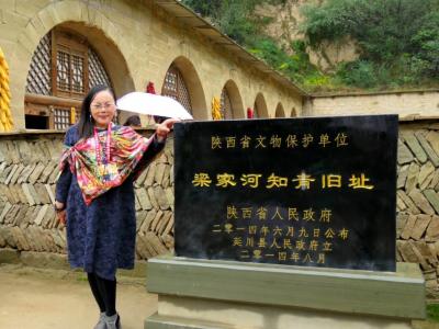 梅丽琼生活-梁家河照片纪念……～
最后一张照片，是习主席梁家河一号院他住的窑洞门口的对联，【图2】