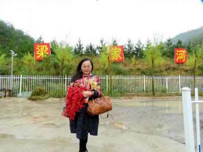 梅丽琼生活-梁家河照片纪念……～
最后一张照片，是习主席梁家河一号院他住的窑洞门口的对联，【图3】