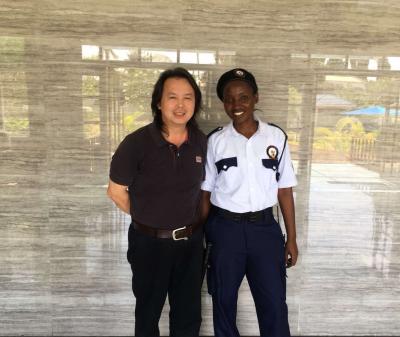 叶仲桥生活-大年初三，早上到画室画画了，带着甜甜的笑容、带着非洲美女保镖，美美的给你们拜年啦【图2】