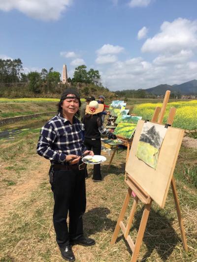叶仲桥生活-2月28日带领市美协到云安县富林镇万亩油菜花乡村写生，并接受中央电视台和云浮电视【图1】
