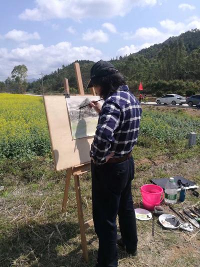 叶仲桥生活-2月28日带领市美协到云安县富林镇万亩油菜花乡村写生，并接受中央电视台和云浮电视【图2】