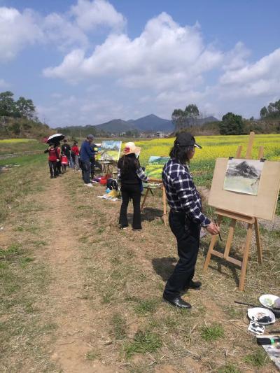 叶仲桥生活-2月28日带领市美协到云安县富林镇万亩油菜花乡村写生，并接受中央电视台和云浮电视【图3】