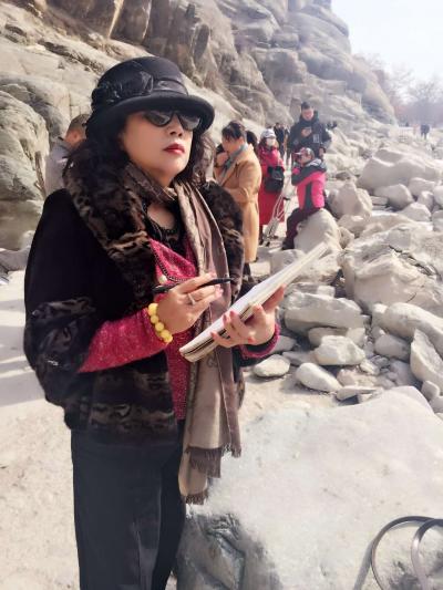 陈秀梅生活-今天一早，同学约好一起去贺兰山岩画转一下，我当然是不会浪费时间拿起速写本，在休息【图1】