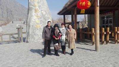 陈秀梅生活-今天一早，同学约好一起去贺兰山岩画转一下，我当然是不会浪费时间拿起速写本，在休息【图3】