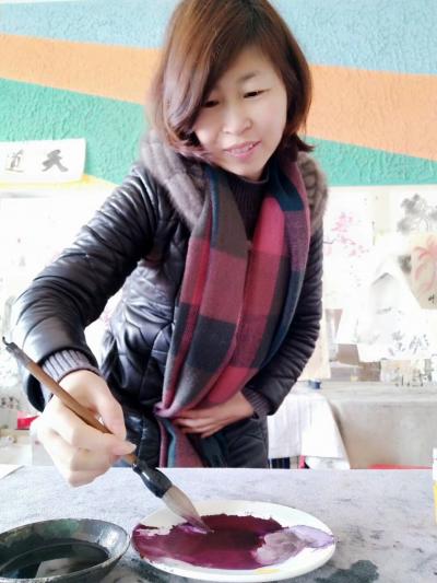 罗虹明生活-紫色代表优雅，高贵，自信，是女人最喜欢的色彩，祝女神们健康快乐！
罗虹明【图1】