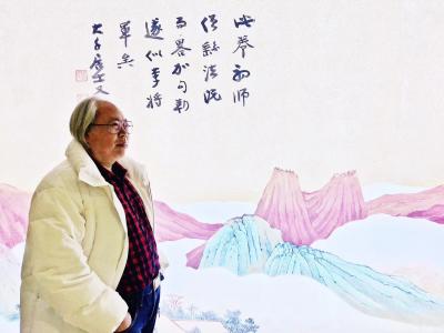 张近生生活-在 师祖 大 千 先 生 画 卷 背 景 墙 前 
（ 琉 璃 厂 荣 宝 大【图1】