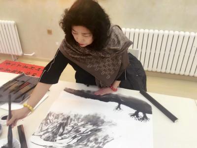 陈秀梅生活-早上八点半我们就出发去宁夏贺兰县，参加我们宁夏书画院《书画下基层》活动，刚刚下车【图3】