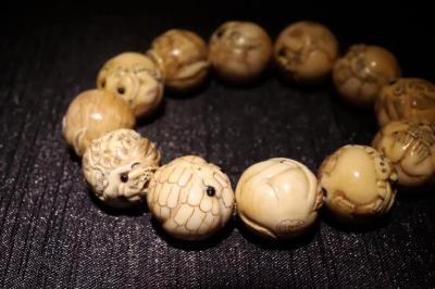 东方古玩城堡收藏-回流：金本大师作品牙雕十二生肖 念珠手训、雕刻精湛，刀法犀利，把玩手感圆润，名家【图2】