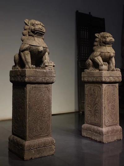 罗邵华收藏-柱顶门狮 青石 
尺寸：高122//长36//宽30 
造型独特 石狮俯卧柱【图1】