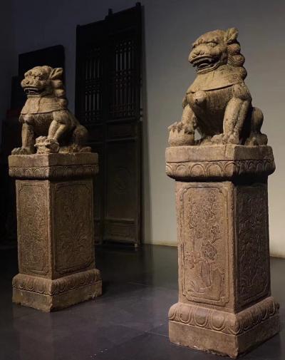 罗邵华收藏-柱顶门狮 青石 
尺寸：高122//长36//宽30 
造型独特 石狮俯卧柱【图2】