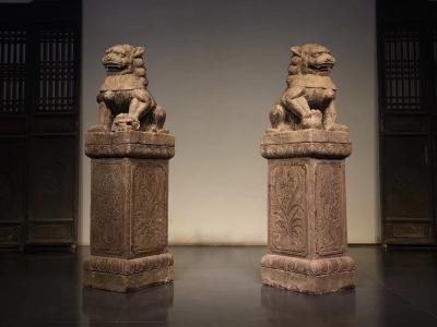 罗邵华收藏-柱顶门狮 青石 
尺寸：高122//长36//宽30 
造型独特 石狮俯卧柱【图3】