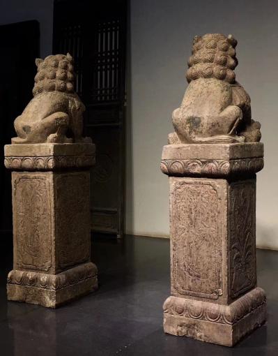 罗邵华收藏-柱顶门狮 青石 
尺寸：高122//长36//宽30 
造型独特 石狮俯卧柱【图4】