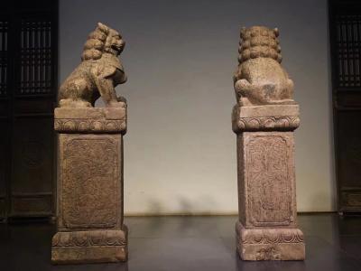 罗邵华收藏-柱顶门狮 青石 
尺寸：高122//长36//宽30 
造型独特 石狮俯卧柱【图5】