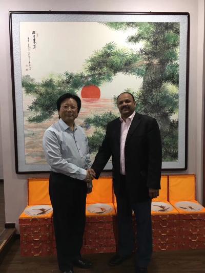 李尊荣收藏-阿拉伯国际联盟组织副主席、印度中国商会CEO爱文先生来广然艺术馆参观，与画家王广【图3】