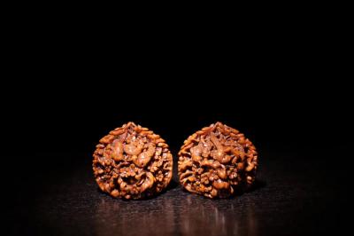 东方古玩城堡收藏-晚清，老核桃雕“喜上眉梢”摆件一对，此件藏品取料上乘稀少，巧雕工艺精湛，刀法犀利【图2】