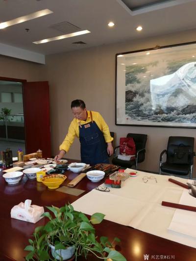 石川生活-正在创作新作品 ，
一副墨画入深山
窗前明月似眉弯
猛虎神豹韵味生
七分【图1】