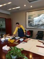 艺术家石川生活:正在创作新作品 ，
一副墨画入深山
窗前明月似眉弯
猛【图0】