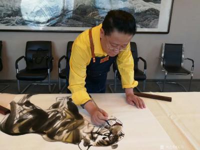 石川生活-正在创作新作品 ，
一副墨画入深山
窗前明月似眉弯
猛虎神豹韵味生
七分【图2】