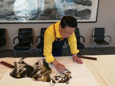 石川生活-正在创作新作品 ，
一副墨画入深山
窗前明月似眉弯
猛虎神豹韵味生
七分【图3】