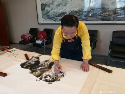 石川生活-正在创作新作品 ，
一副墨画入深山
窗前明月似眉弯
猛虎神豹韵味生
七分【图4】