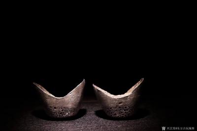 东方古玩城堡收藏-海外回流，纯银银锭“十两”两枚、元宝型，保真纯银，支持检测，褒奖皮壳好。规格；长【图1】